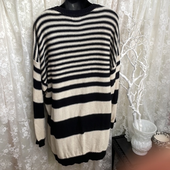BDG OverSized, 100% Cotton, Stripes, Cream & Black Sweater V-Neck - Picture 6 of 9
